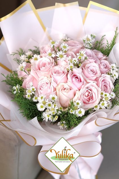 Bella Blush Pink Rose – Soft blush pink roses with white daisies, elegant bouquet | Yulika Florist Jakarta