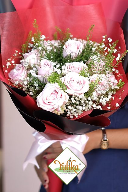 Priya Blush Rose – Blush roses with baby's breath in red-black wrap | Yulika Florist Jakarta