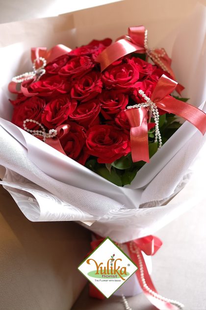 Scarlett Red Rose – Classic red roses with pearl ribbons, romantic bouquet | Yulika Florist Jakarta