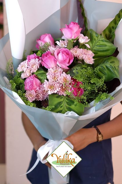Talia Pink Rose – Pink roses with pink chrysanthemums and calathea leaves | Yulika Florist Jakarta