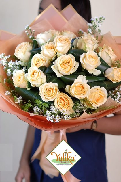Uma Cream Peach Rose – Cream peach roses with daisies in peach wrap | Yulika Florist Jakarta