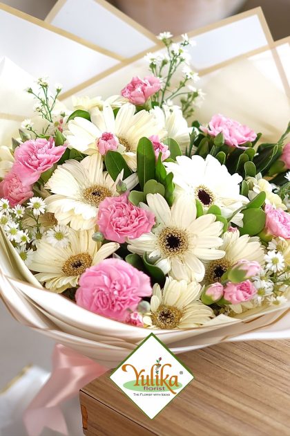 Xena Cream Gerbera – Cream gerberas with pink carnations, soft bouquet | Yulika Florist Jakarta